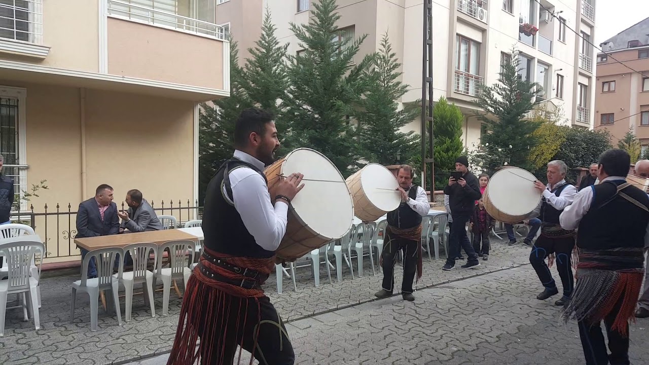 Geleneksel ve Modern Ezgileri Birleştiren Repertuvarımızla Her Yaşa Hitap Ediyoruz